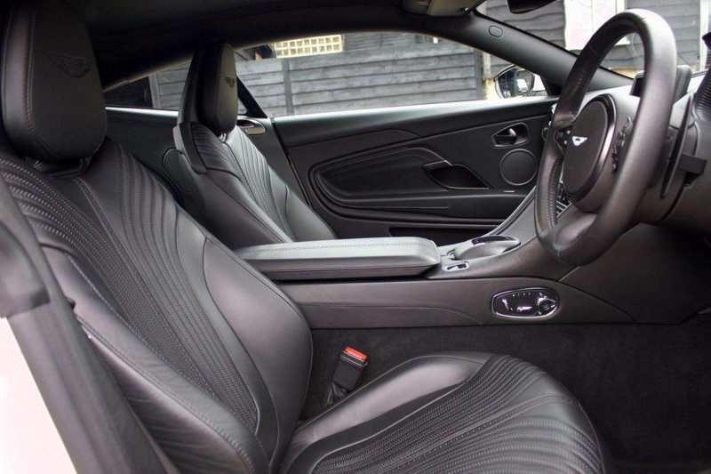 ASTON MARTIN DB11
