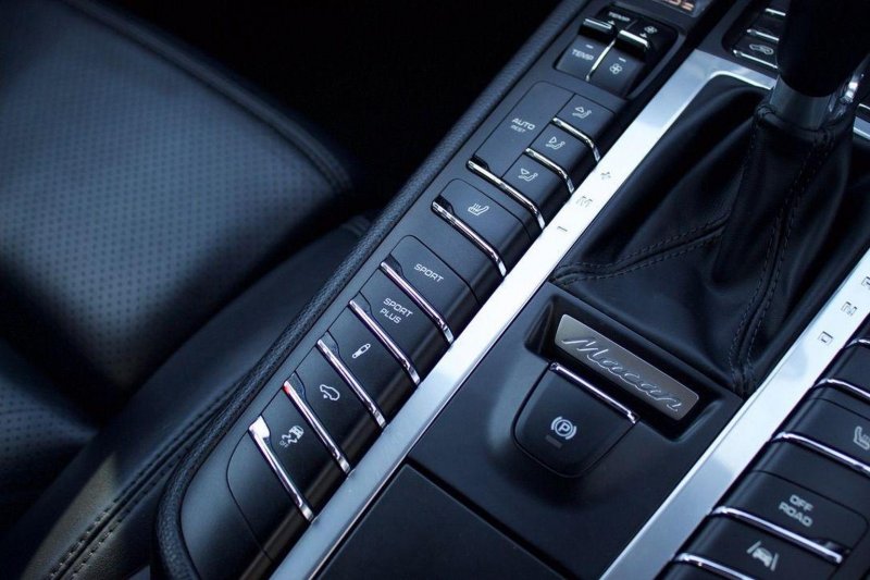 PORSCHE MACAN
