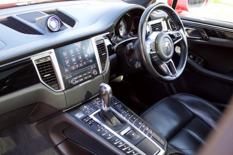 PORSCHE MACAN