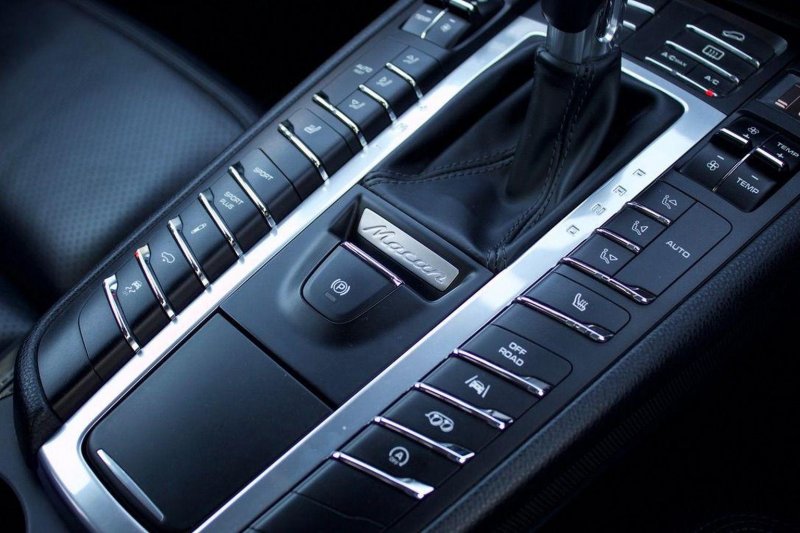 PORSCHE MACAN