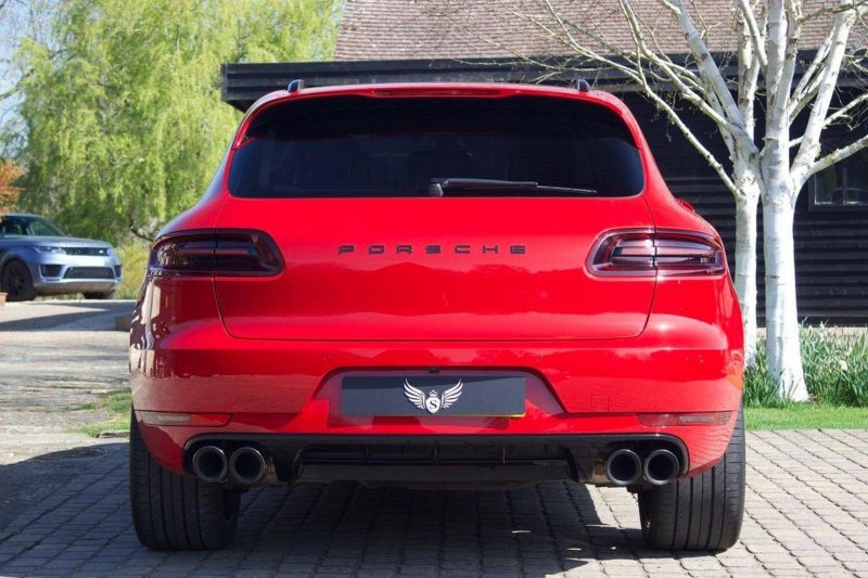 PORSCHE MACAN