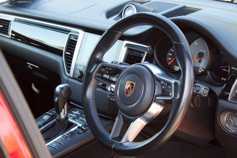 PORSCHE MACAN