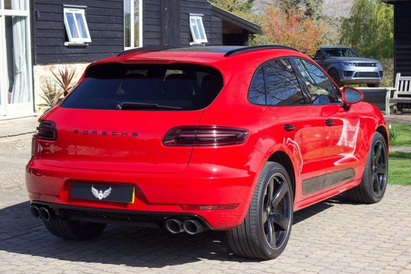 PORSCHE MACAN