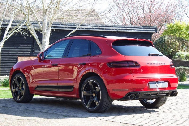PORSCHE MACAN