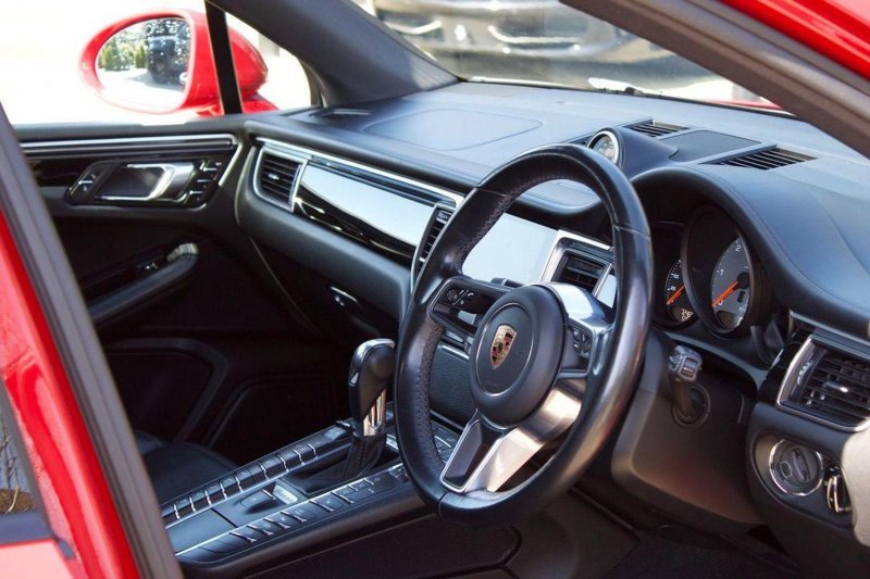 PORSCHE MACAN