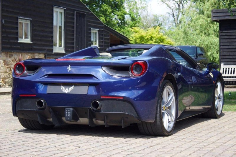 FERRARI 488