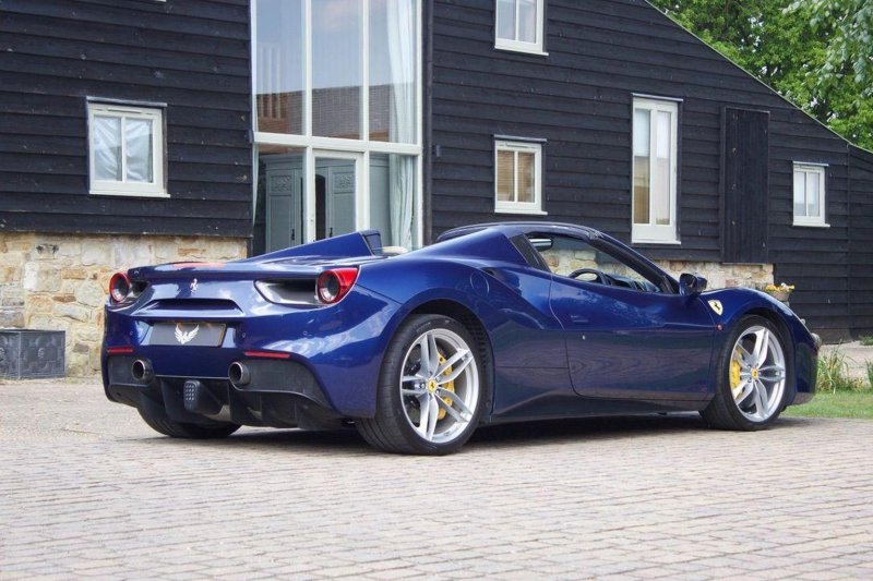 FERRARI 488