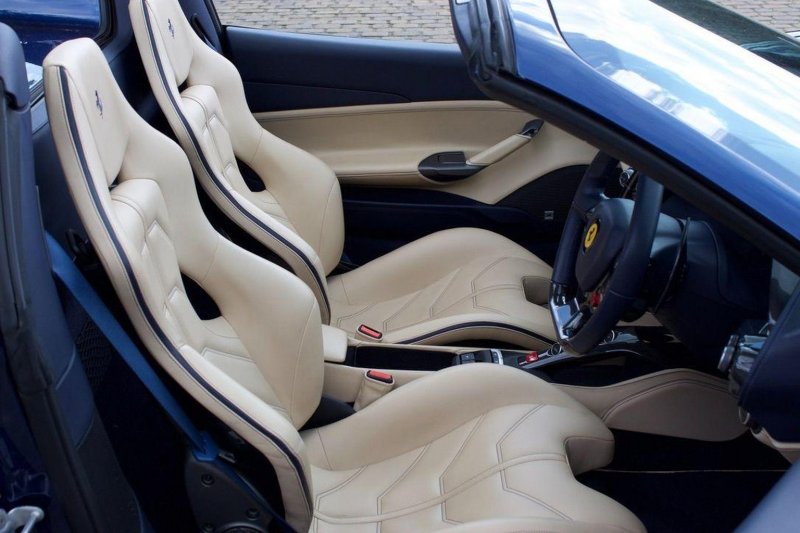 FERRARI 488