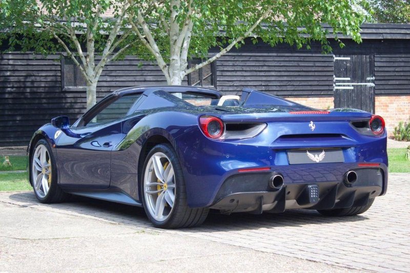 FERRARI 488