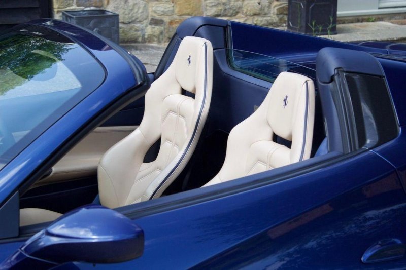 FERRARI 488