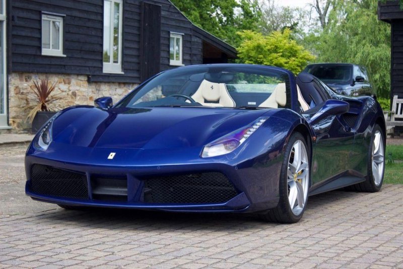 FERRARI 488