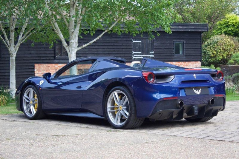 FERRARI 488