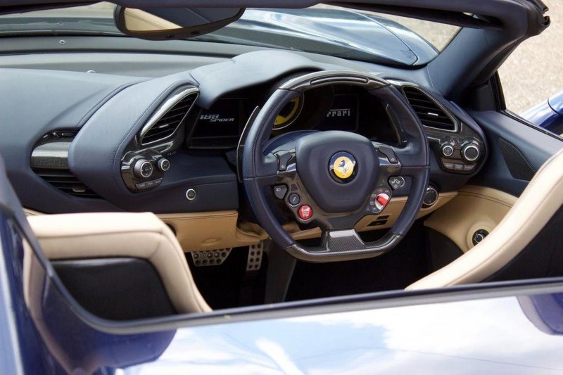 FERRARI 488