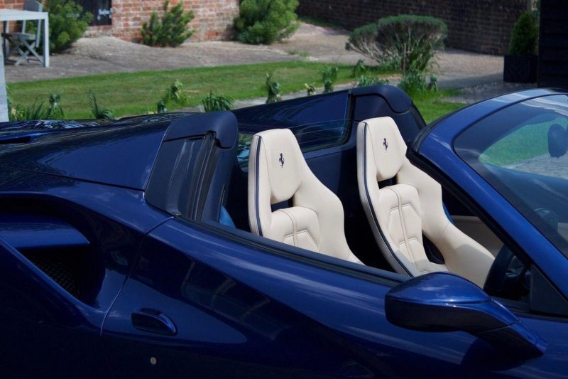 FERRARI 488